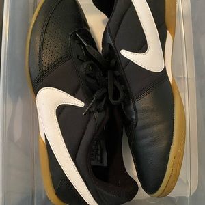 Nike Indoor Soccer Shoe (M 7 / W 8.5)